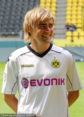  多特蒙德青春风暴席卷，哈兰德双响炮惊艳全场